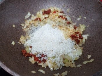 step4: 再加入米炒至均勻