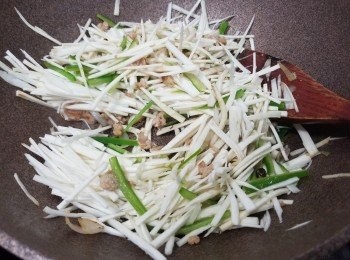 step5: 再落茭白絲+青椒絲落鑊炒