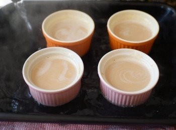 step5: 將容器放入一個大盤內，然後用篩，將液體倒入容器內，撇走氣泡. 加入熱水，倒至容器的1/3，放入已預熱160度C焗爐，焗約30-35分鐘，表面凝固，輕力搖晃下會微盪即可