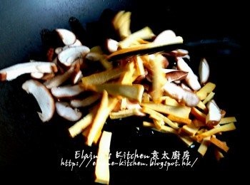 step4: 冬菇及豆干放入鑊中 , 贊少許酒及味淋拌勻炒數分鐘至冬菇軟身