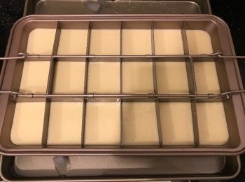 step7: 深烤盤放入冰水，將盛載蛋糕糊模具放在上面，用水溶法烤焗