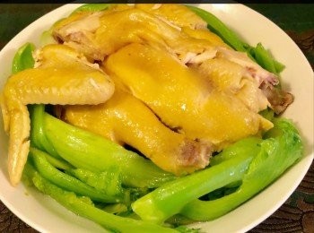 step5: 將雞塗上少許蔴油於鷄身上，然後斬件放在碟的中間，而芥菜胆圈伴着雞。