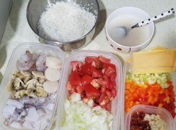 step1: 拍拖又好，結左婚又好，呢款意大利飯都好啱二人世界食，一人一碟方便洗碗，珍珠米每家每户都有，吾駛專登買意大利米，多多菜+海鮮吾高卡路里，都幾健康的西式碟頭飯，吾講咁多，準備材料先~
將洋蔥+蕃茄+西芹+彩椒切粒備用，
蒜頭+蕃茄乾切碎備用，
小鮮魷切圈，將全部海鮮解凍及抹乾備用，