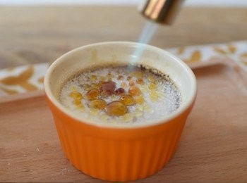 step6: 拿出來完全待涼後，放入雪櫃最少4個小時. 在燉蛋表面平均灑上砂糖，然後用火槍將糖燒成糖衣，然後待5分鐘，糖就會變硬
*如沒有火槍，也可以將燉蛋放入焗爐最高一層(最近發熱線)，至糖溶化即成！