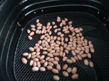 step1: 花生用水沖一沖，再用廚紙索一索水，放入空氣炸鍋用150度先焗3分鐘。