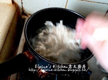 step1: 醋香椒麻麵放入煲內加水 , 先用中火煮滾 , 再轉慢火拌麵至散