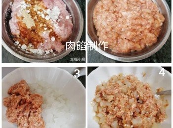 step2: 免冶豬肉加鹽，生抽、胡椒粉拌勻。順著同一方向攪勻，直至起黏性，再加入適量麻油拌勻即可。放入雪柜1小時以上等肉入味及吸收水份。
將皮凍切碎加入肉餡中，攪拌均勻即成小籠包餡。