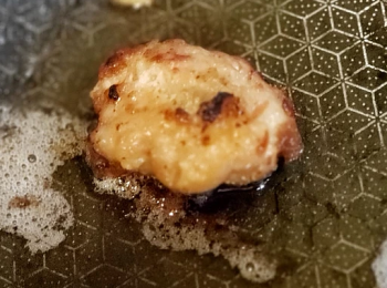 step7: 用油起鑊煎肉餅至金黄， 吃的時候沾上甜醋，即成