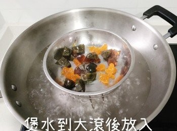 step3: 煲水到大滾，放入皮蛋同咸蛋蛋黃隔水大火蒸2分鐘