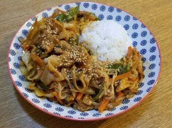 step9: 睇見顏色紅卜卜，甜甜地少少辣好開胃，
仲要落左好多蔬菜，吾食咁多飯都夠飽，
一碟過碟頭飯，食得方便d，
大家都來試下煮啦，多多指教♡