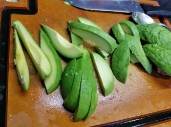 step1: 牛油果先去皮去核後,切開1條條形狀