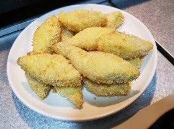 step8: 用氣炸鍋180度,噴上油,炸5-8分鐘,反轉再噴油,再炸約5分鐘,點喜愛的醬汁食很好味呢...我就點自製照燒汁食