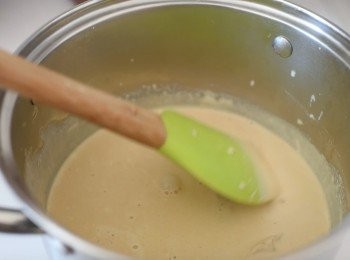 step2: 將牛奶、淡忌廉和伯爵茶茶包放入煲內，用小火煮滾(周邊有氣泡便可），離火，拿出茶包