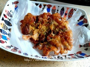 step10: 逐一將餘下粉漿放入鑊中半煎炸至金黃色 , 盛起隔去油份即可