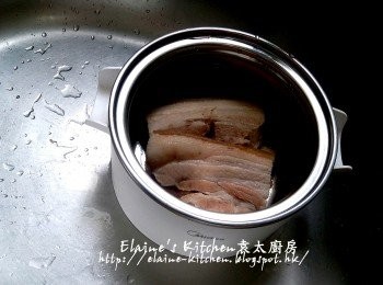 step2: 豬腩肉放入早餐機的煲仔內