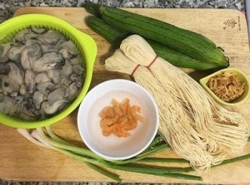 step1: 蚵仔用流動水清洗備用；蔥洗淨；蝦米洗淨後用冷水泡軟；
