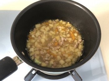 step4: 見到豬肉轉色後，加入半碗水滾起，加少許鹽調味