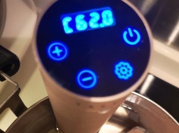 step3: 用62度慢煮一小時。完成後雞柳連膠袋浸冰水。