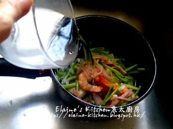 step3: 瀝乾水份將火腿絲 , 青瓜絲放入 , 加入冰水蓋過面靜待10分鐘至冰涼
