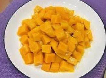 step7: 完整方型的果肉保留做最後裝飾用，碎小的果肉則另外裝盤；