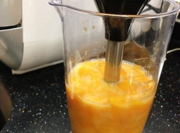 step2: 西米加入適量的沸水，煮約10分鐘，熄火；加蓋焗約20分鐘至呈透明。