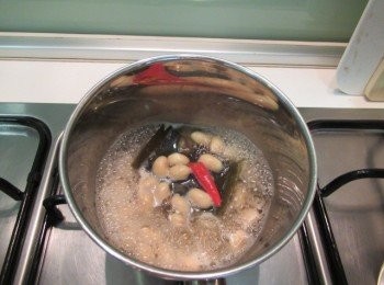 step3: 取小鍋子,放入蒜碎,辣椒,酒,味霖及冬菜尖煮滾出香氣,續放入同水步驟2.