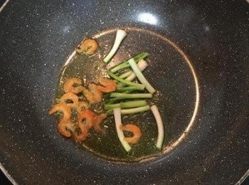 step3: 鍋燒熱，放入少許油，將蝦米與蔥白炒香；