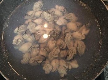 step2: 煮滾一鍋水，倒入蚵仔攪散後關火浸泡5分鐘，瀝乾水份備用。
