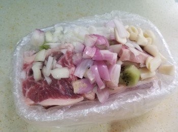 step2: 將奇異果+乾蔥+洋蔥+蒜頭切碎放進密實袋/膠袋，
再加入魚露+雞粉+少少酒+少少糖+少少胡椒粉+少少麻油+水放進密實袋/膠袋