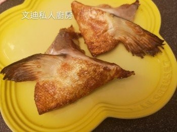 step9: 當空氣炸鍋取出三文魚頭時，隨即放入三文魚鮫，180度焗12分鐘，打開氣炸鍋望一望，目測效果需唔需要加時。