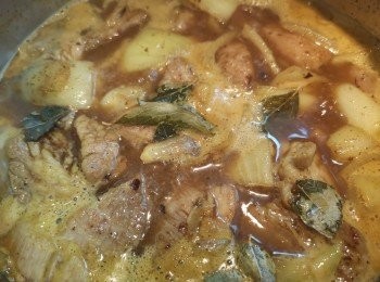 step4: 加上熱水和上湯，翻滾後加冰糖和咖哩葉同煮。（水份需過材料。）