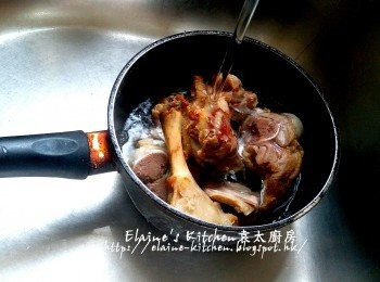 step1: 燒豬骨放入煲內 , 加水用中火煮至滾 , 盛起用水沖一沖洗油份及碎骨後瀝乾
