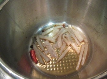 step2: 取快鍋,放入蒜碎,辣椒,酒,味霖及鹽煮滾出香氣,續放入步驟1拌勻.