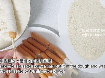 step12: 拿香腸放入麵漿內把香腸卷起來包實，
(詳細請觀看影片)