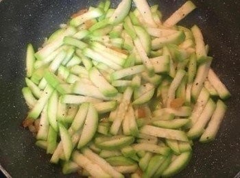 step7: 倒入約半杯的蝦米水拌勻；