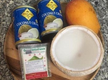 step1: 總共要做兩種果凍，ㄧ個是椰奶，ㄧ個是芒果，<span class="group_3">芒果果凍</span>漢子用了新鮮椰子汁，所以就不另外加糖；大家也可以用冷開水，不過就要加約15g～20g的糖喔！