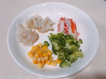 step1: 先將粟米、蝦仁、蟹柳、西蘭花洗乾淨，切碎粒後蒸熟，備用