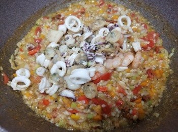 step8: 煮到吸晒d汁，口感外軟內有少少硬，
就可以落海鮮再炒暈佢