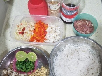 step1: 首先將豬肉碎加少少豉油+胡椒粉+少少芝麻油+生粉醃10分鐘，再將魚片切粒備用
將洋蔥+乾辣椒+蒜頭+乾蔥切碎備用，
將彩椒+日本菇仔切粒+芫荽/泰式香葉切碎+松子備用，
將米粉滾水烚一烚隔水備用