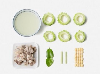 step1: 苦瓜洗淨去白瓢，切成１．５釐米左右