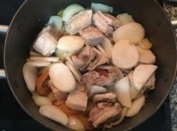 step6: 接著放入白蘿蔔片和洗凈的排骨；