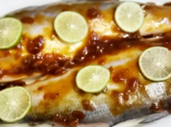 step2: 青檸切片， 芫茜、薑、蔥切幼條，把梅子甜麵醬鋪在魚身上