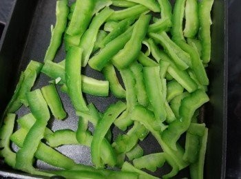 step5: 步驟3.將已出水的苦瓜片大火烘乾(不用落油)備用，
洗乾淨煎pan(因為烘苦瓜時苦味焦漬留在煎pan上)，
燒熱煎pan加少少油，平均放苦瓜片放在煎pan上