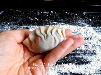 step10: 器皿內灑上麵粉 , 將餡料放上餃子皮中間位置 , 再對摺封口
