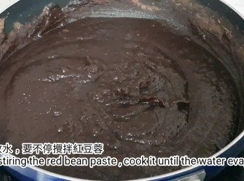 step9: 煮至收水，要不停攪拌<span class="group_1">紅豆蓉</span>，