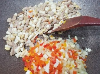 step3: 再落彩椒粒+洋蔥粒+乾蔥粒+乾辣椒粒+蒜蓉大火繼續炒香