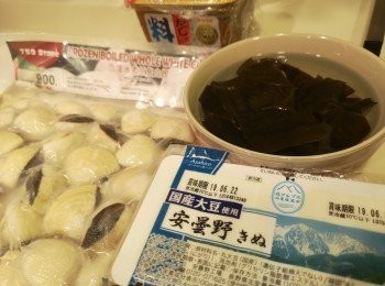 step2: 豆腐切方丁備用。