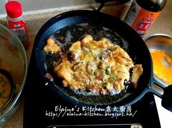 step8: 蠔餅開始膨脹後不停淋滾油上面