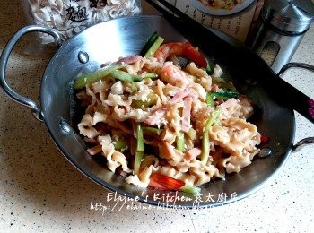 step7: 加入內附調味包 , 少許味琳 , 麻油調味拌勻 , 最後灑上少許白芝麻即可
