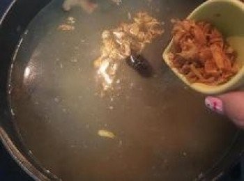 step11: 再加入紅蔥酥ㄧ起煮約30分鐘，